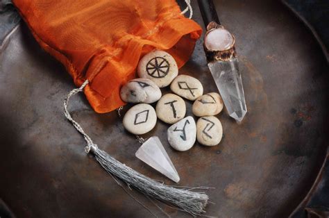 Tapping into Ancestral Knowledge: Ancestral Communication with the Ivory Rune Set